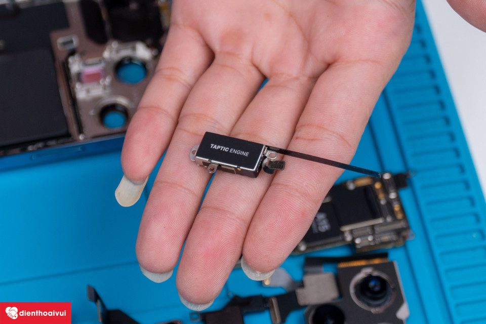 Taptic Engine trên iPhone 13 Pro trông nhỏ hơn iPhone 12 Pro. (Ảnh: Điện Thoại Vui)