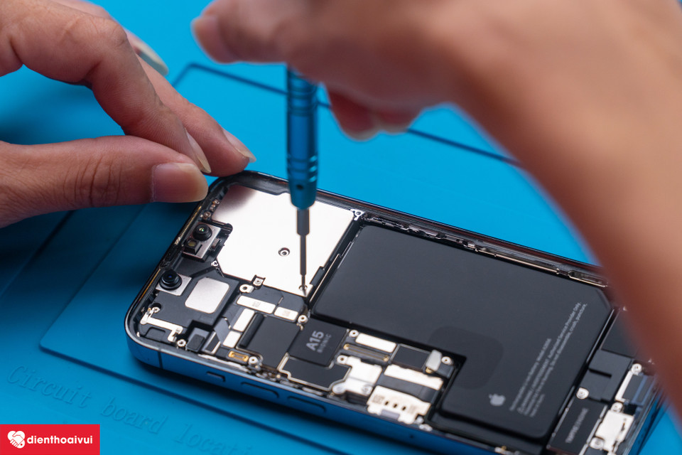 Các kỹ thuật viên cho biết mẫu điện thoại này có khả năng tháo ra để sửa chữa tương đối dễ dàng. (Ảnh: Điện Thoại Vui)