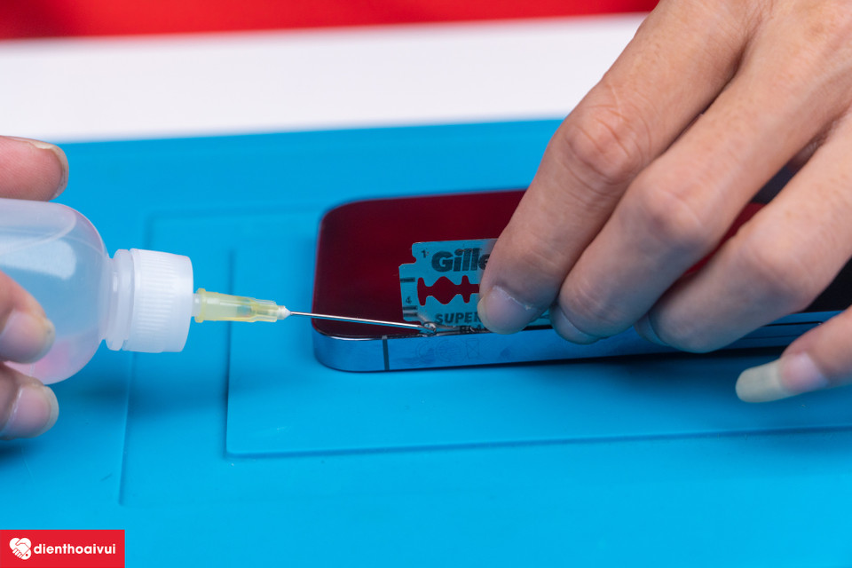 iPhone 13 Pro sử dụng chất kết dính để dán phần màn hình. Do đó, việc tháo rời và thay thế màn hình cũng khá dễ dàng, giống như các mẫu iPhone trước đây. (Ảnh: Điện Thoại Vui)