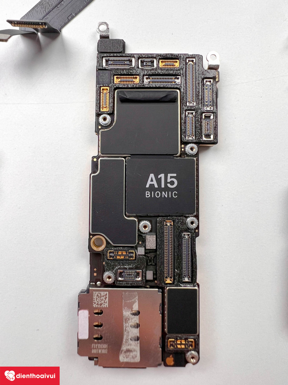 Cận cảnh main bên trong iPhone 13 Pro. (Ảnh: Điện Thoại Vui)