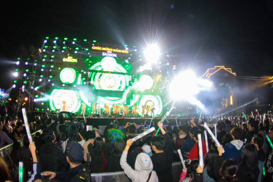 Đa số khán giả là những bạn trẻ đã cùng nhau tụ tập thưởng thức bữa tiệc ánh sáng cũng như đếm ngược, chờ đón khoảnh khắc giao thời. (Ảnh: PV/Vietnam+)