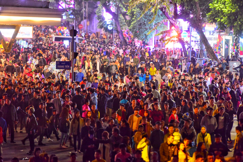 Sau mỗi năm, chương trình Coundown (Đếm ngược) chào đón năm mới lại được mở rộng cả về quy mô lẫn địa điểm để phục vụ nhu cầu của người dân Hà Nội. (Ảnh: PV/Vietnam+)