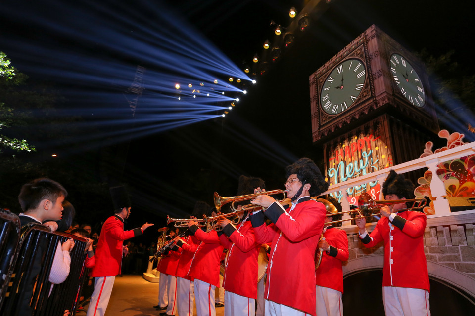 Chương trình đón năm mới tại đây tỏ ra độc đáo với màn biểu diễn bắn pháo sáng và đồng hồ bigbang cao hơn 8 mét. (Ảnh: PV/Vietnam+)