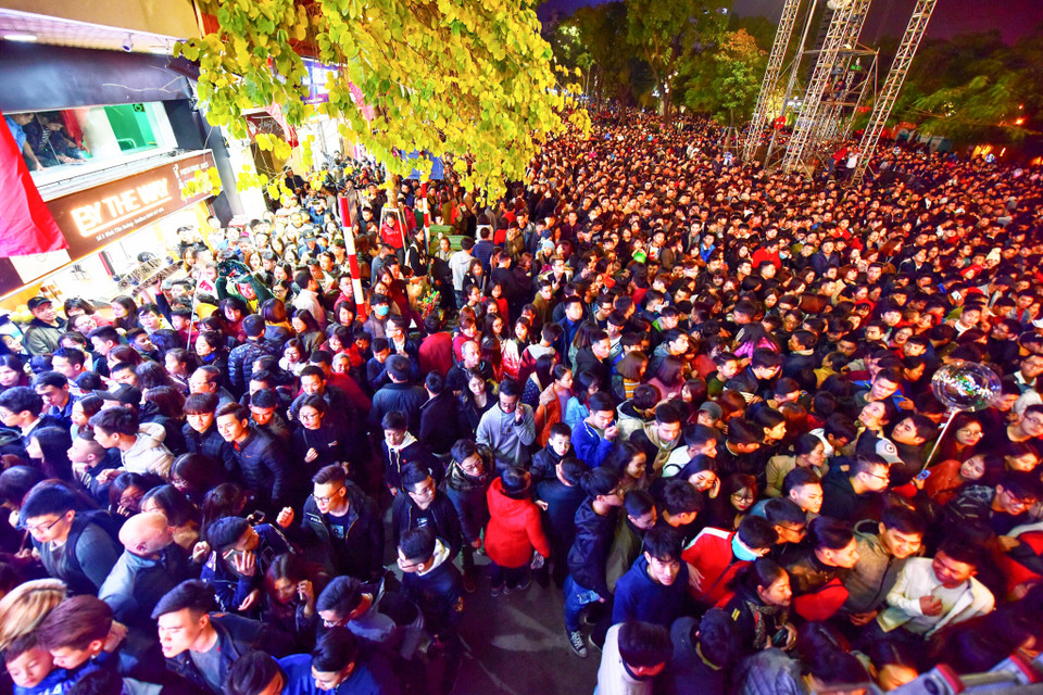 Người dân hòa mình vào không khí countdown (đếm ngược) với những chương trình nghệ thuật đặc sắc tại khu vực xung quanh Hồ Gươm. (Ảnh: PV/Vietnam+)