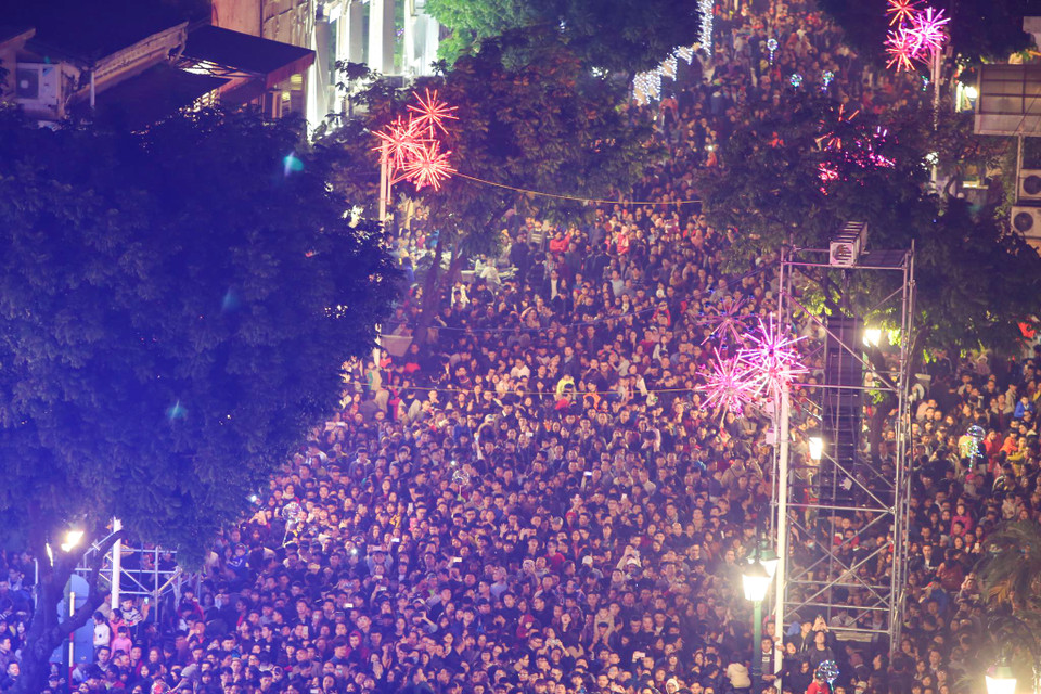 Như mọi năm, khu vực Hồ Hoàn Kiếm là địa điểm được người dân Thủ đô lựa chọn. (Ảnh: PV/Vietnam+)