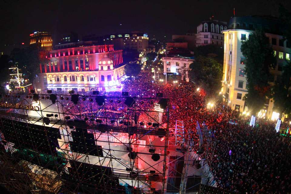 Dòng người đổ về chật kín các khu vực biểu diễn nghệ thuật. (Ảnh: PV/Vietnam+)