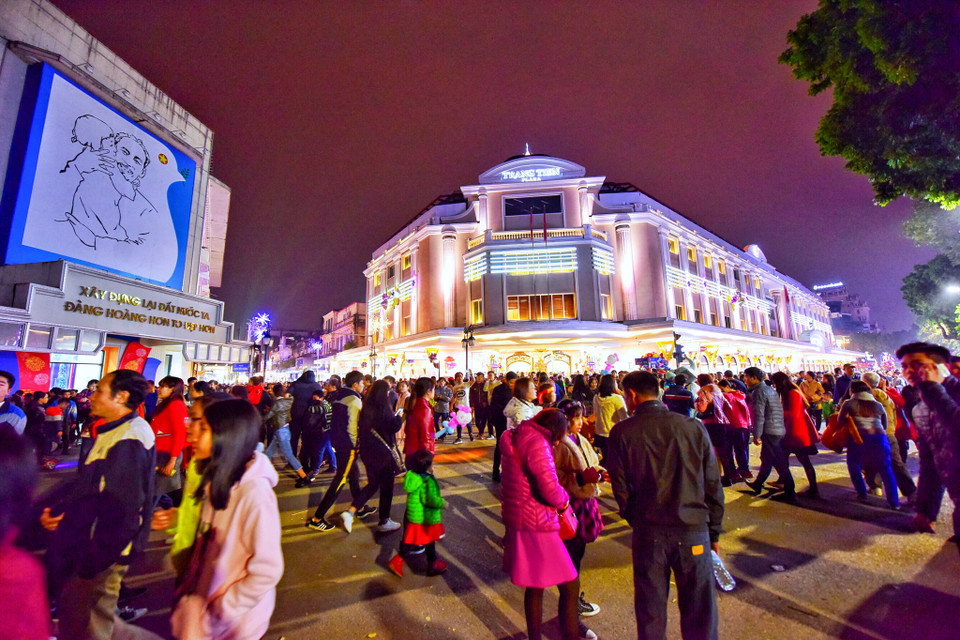 Ngoài ra các khu vực khác như phố đi bộ quanh Hồ Gươm, các trung tâm thương mại, các điểm vui chơi công cộng cũng tổ chức nhiều chương trình nghệ thuật chào đón năm mới. (Ảnh: PV/Vietnam+)