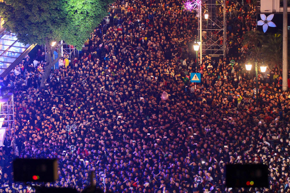 Trong tiết trời se lạnh của đêm cuối năm, ngay từ sớm, hàng vạn người dân Thủ đô đã đổ ra đường thưởng thức các chương trình giải trí, vui chơi chờ đón giao thừa. (Ảnh: PV/Vietnam+)