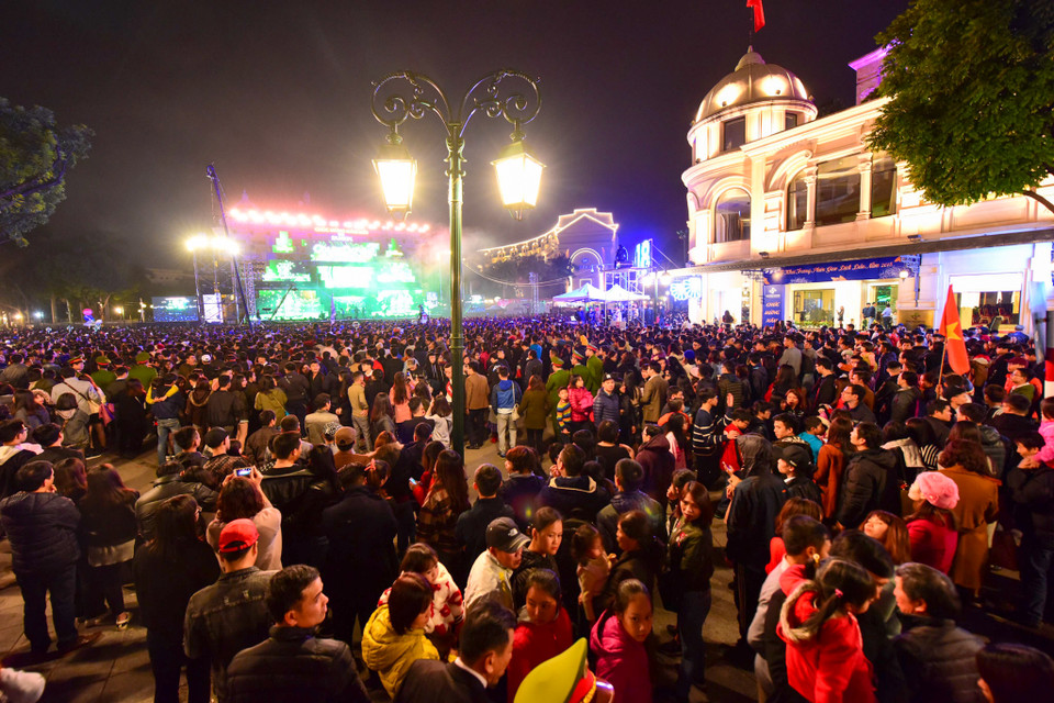 Tại quảng trường Cách mạng Tháng Tám (Nhà hát lớn Hà Nội), người dân Thủ đô đã được hòa mình vào không gian âm nhạc đầy màu sắc. (Ảnh: PV/Vietnam+)