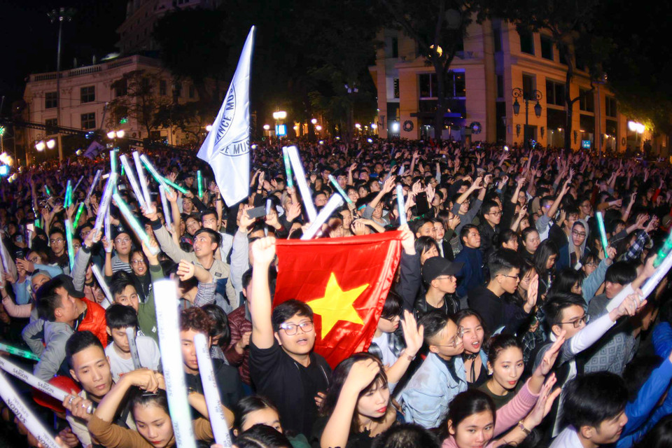 Không khí cuồng nhiệt của các bạn trẻ trong đại tiệc âm thanh và ánh sáng. (Ảnh: PV/Vietnam+)