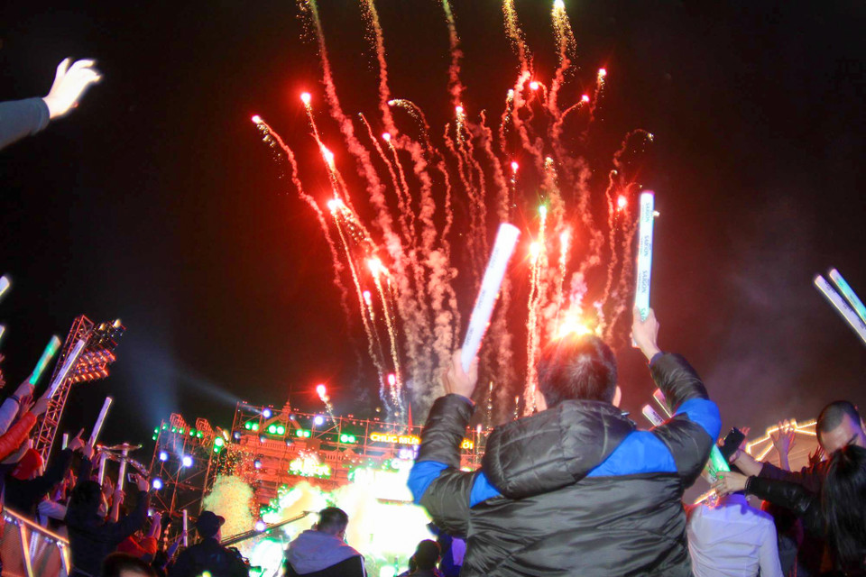 Hàng loạt pháo sáng được bắn lên trong sự vỡ òa của hàng vạn người dân. (Ảnh: PV/Vietnam+)
