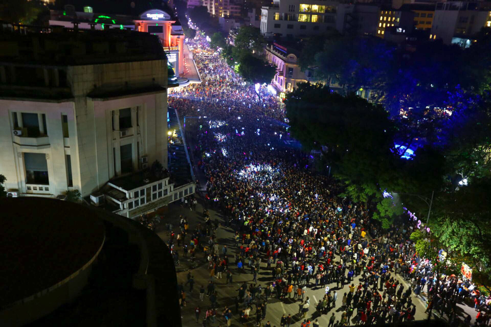 Tại khu vực phố đi bộ Hồ Gươm, dòng người đổ về mỗi lúc một đông. (Ảnh: PV/Vietnam+)