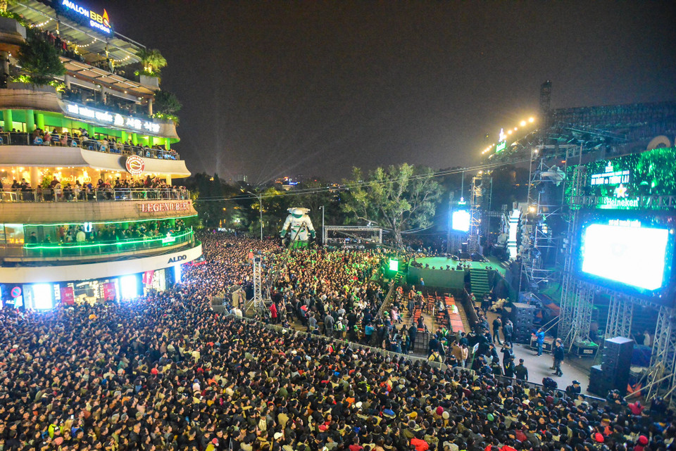Chương trình 'Countdown Party 2018' tại quảng trường Đông Kinh Nghĩa Thục. (Ảnh: PV/Vietnam+)