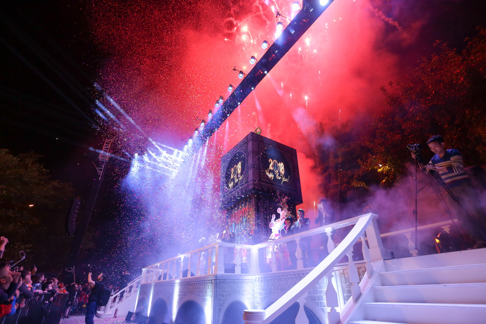 Đúng 0 giờ ngày 1/1/2018, chiếc đồng hồ gióng lên hồi chuông báo hiệu khoảnh khắc bước sang năm mới. (Ảnh: PV/Vietnam+)