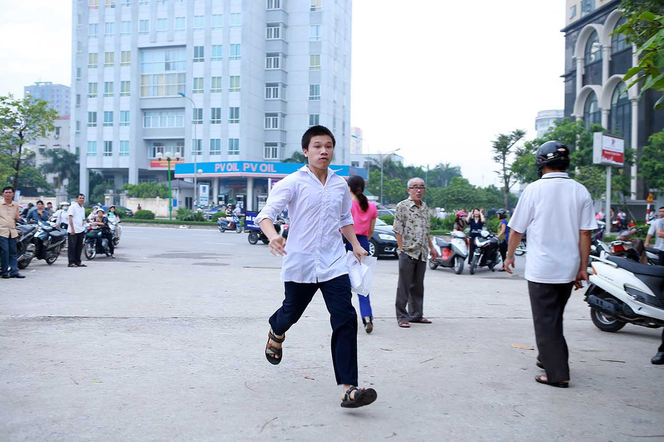 Các phụ huynh năm nay đều rất lo lắng cho con em mình vì Hà Nội năm nay có thêm 10.000 học sinh dự thi vào lớp 10. (Ảnh: Minh Sơn/Vietnam+)