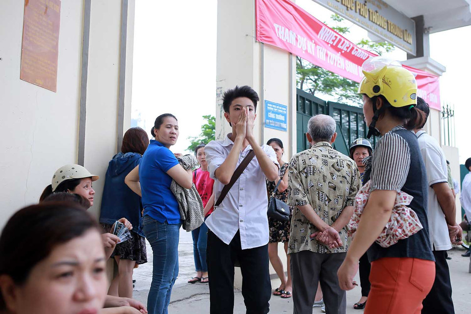 Có thí sinh vào báo danh nhưng không được vào phòng thi vì…. quên mang giấy báo. (Ảnh: Minh Sơn/Vietnam+)