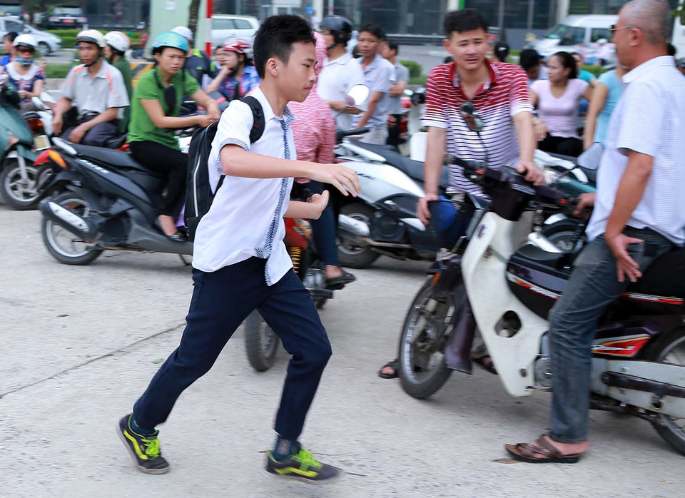 Tại điểm thi trường THPT Trung Văn, nhiều em đã phải chạy nước rút để kịp giờ báo danh. (Ảnh: Minh Sơn/Vietnam+)