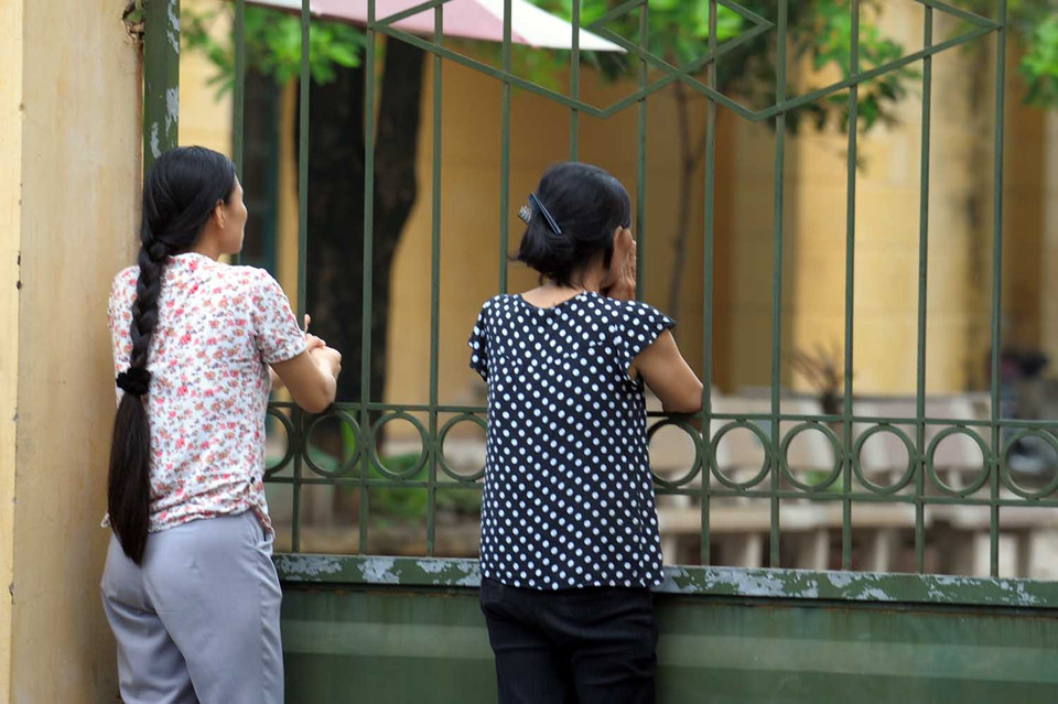 Có phụ huynh… chắp tay cầu nguyện cho con em mình thi đạt kết quả tốt. (Ảnh: Minh Sơn/Vietnam+)