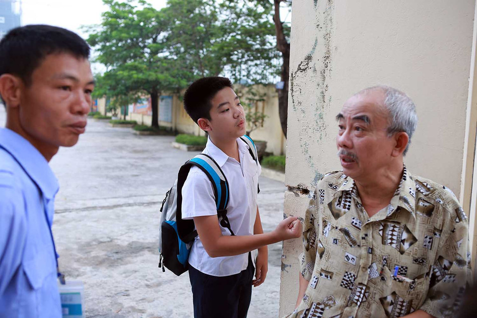 Một thí sinh quên giấy báo dự thi đang chờ phụ huynh mang đến. (Ảnh: Minh Sơn/Vietnam+)