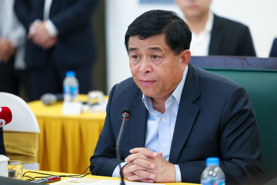 Bộ trưởng Bộ Kế hoạch và Đầu tư Nguyễn Chí Dũng và Chủ tịch kiêm Tổng Giám đốc Tập đoàn NVIDIA, ông Jensen Huang, đồng chủ trì tọa đàm. (Ảnh: Minh Sơn/Vietnam+)