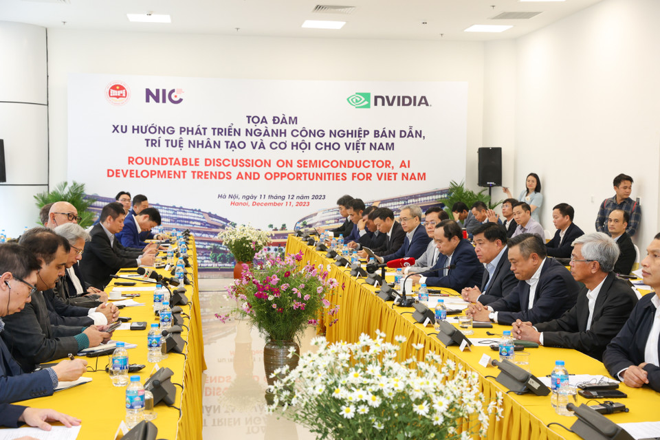 Tọa đàm 'Xu hướng Phát triển ngành Công nghiệp Bán dẫn, Trí tuệ Nhân tạo và cơ hội cho Việt Nam' do Bộ Kế hoạch và Đầu tư chủ trì, Trung tâm Đổi mới Sáng tạo Quốc gia (NIC) và Tập đoàn NVIDIA (Hoa Kỳ) tổ chức đã diễn ra tại NIC Hòa Lạc. (Ảnh: Minh Sơn/Vietnam+)