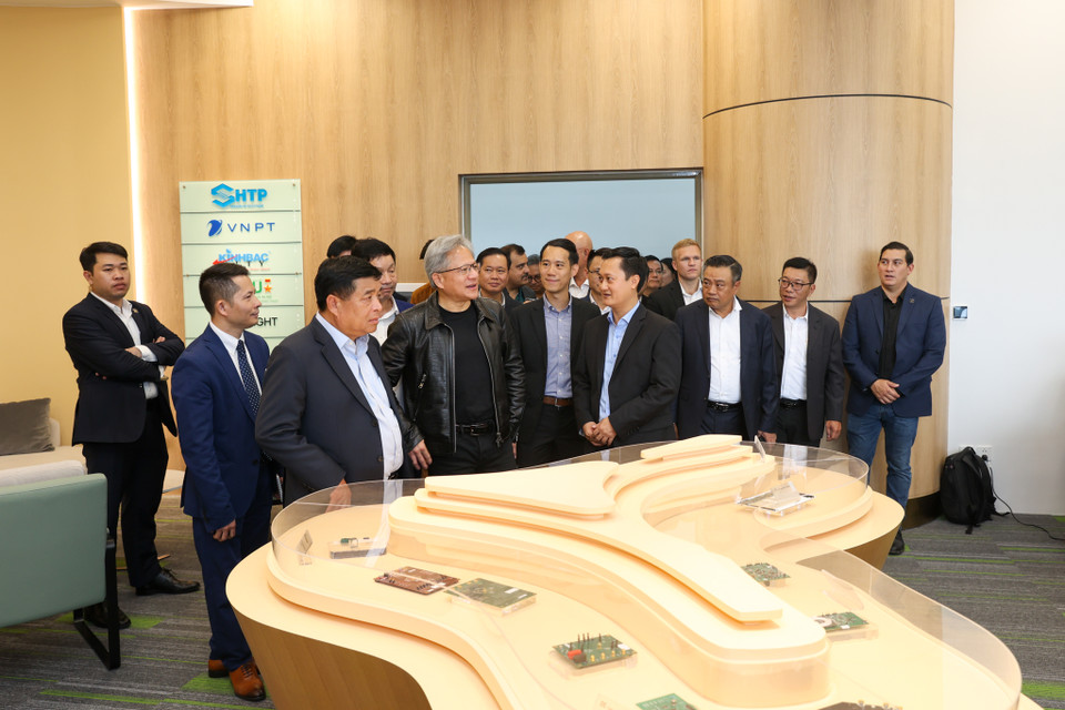 Cũng trong sáng 11/12 tại NIC Hòa Lạc, Lễ khai giảng khóa đào tạo chuyên sâu về Thiết kế Vi mạch dành cho giảng viên các trường Đại học khu vực Hà Nội và kỹ sư tại các công ty công nghệ muốn nâng cao năng lực thiết kế vi mạch đã được tổ chức. (Ảnh: Minh Sơn/Vietnam+)