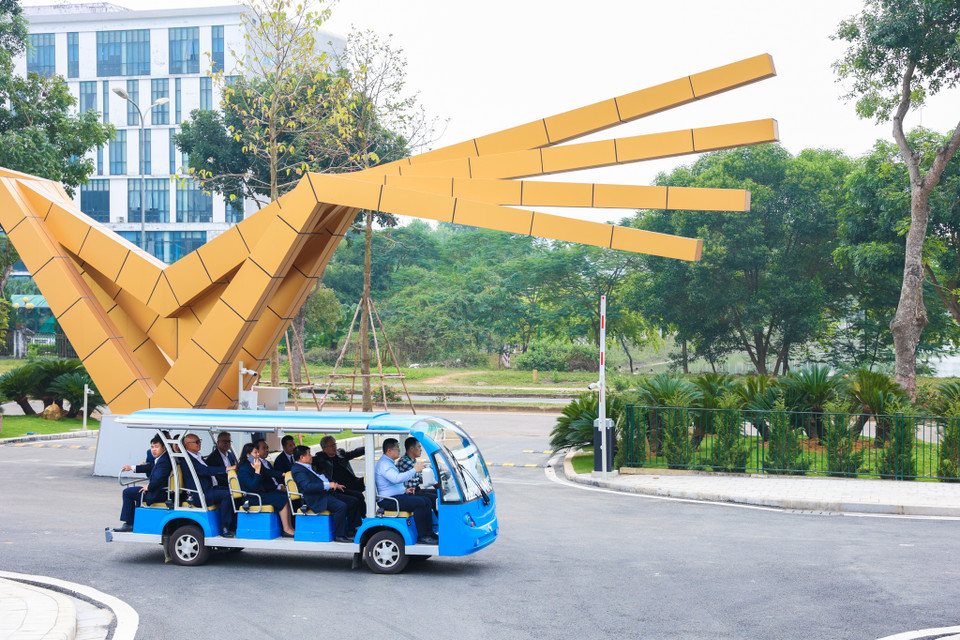 Sáng 11/12, trong khuôn khổ chuyến thăm và làm việc tại Việt Nam, Chủ tịch Tập đoàn NVIDIA - ông Jensen Huang đã tham quan Trung tâm Đổi mới sáng tạo Quốc gia (NIC) tại Hòa Lạc (Hà Nội). (Ảnh: Minh Sơn/Vietnam+)