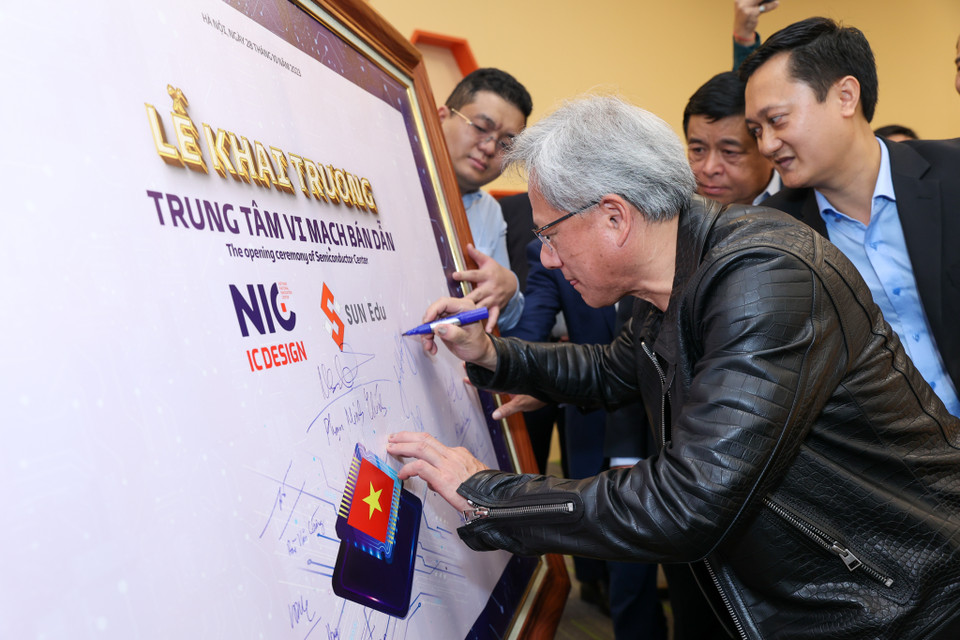 Lễ khai giảng có sự hiện diện của Chủ tịch Tập đoàn NVIDIA Jensen Huang. (Ảnh: Minh Sơn/Vietnam+)