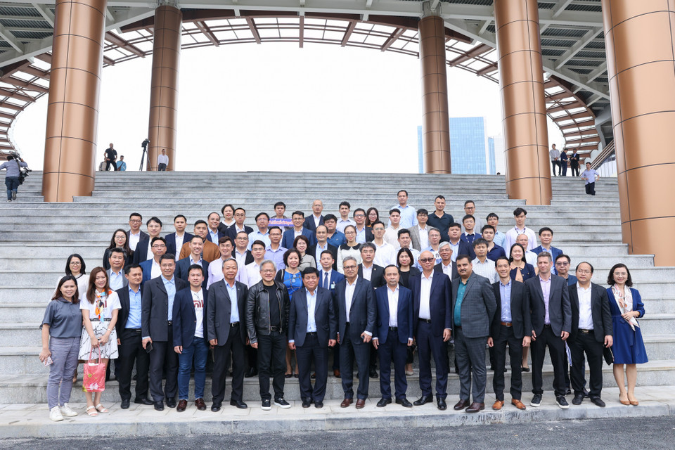 Ông Jensen Huang cũng đã tuyên bố NVIDIA sẽ xây dựng cứ điểm của tập đoàn tại Việt Nam trong lĩnh vực bán dẫn để thu hút nhân tài. (Ảnh: Minh Sơn/Vietnam+)