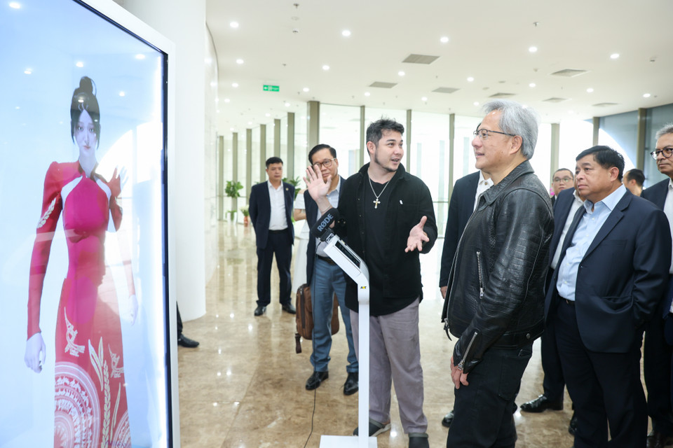 Ông Jensen Huang trải nghiệm trợ lý ảo hình người tại Trung tâm Đổi mới Sáng tạo Quốc gia. (Ảnh: Minh Sơn/Vietnam+)