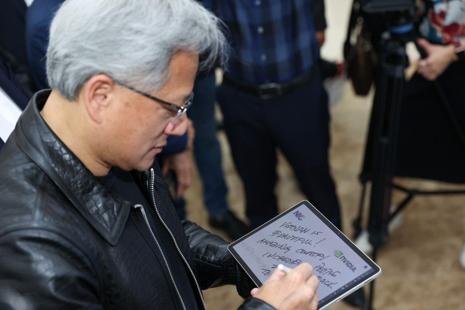 Ông Jensen Huang lưu dấu tại sảnh tầng 2 của NIC Hòa Lạc. (Ảnh: Minh Sơn/Vietnam+)