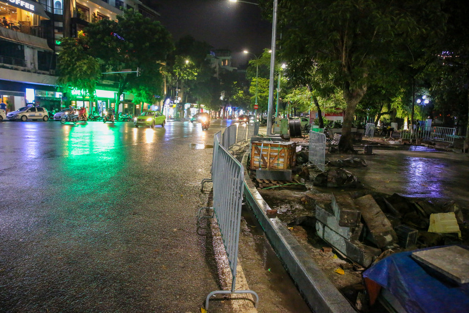 Ghi nhận trong tối 21/8, sau khi tạm dừng tổ chức, các tuyến phố xung quanh khu vực Bờ Hồ Hoàn Kiếm trở nên vắng vẻ. (Ảnh: PV/Vietnam+)