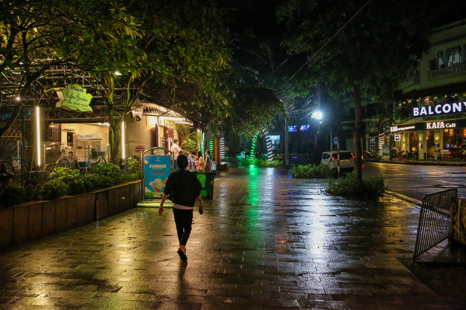 Các khu vực đông đúc mỗi dịp cuối tuần cũng trở nên vắng khách. (Ảnh: PV/Vietnam+)