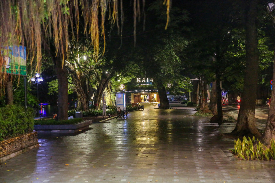 Riêng không gian đi bộ Hồ Gươm trung bình ban ngày thu hút khoảng 3.000 - 5.000 người, buổi tối từ 15.000 - 20.000 người đến vui chơi, giải trí. (Ảnh: PV/Vietnam+)