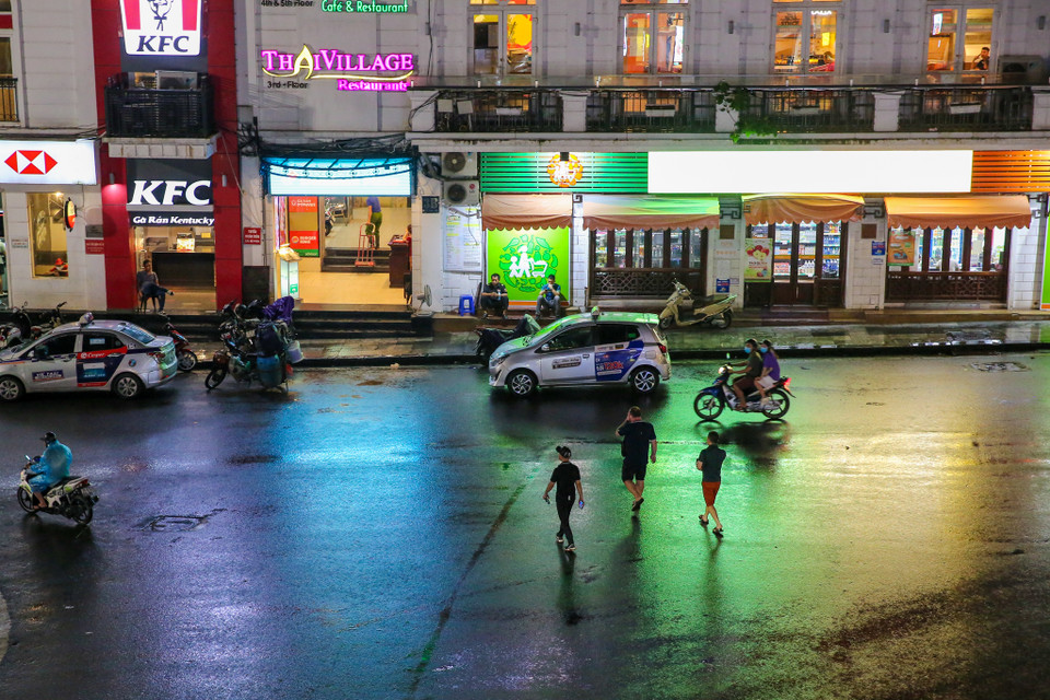 Các hoạt động tại không gian đi bộ trên địa bàn quận chỉ tiếp tục được thực hiện sau khi có chỉ đạo của Uỷ ban Nhân dân thành phố Hà Nội. (Ảnh: PV/Vietnam+)