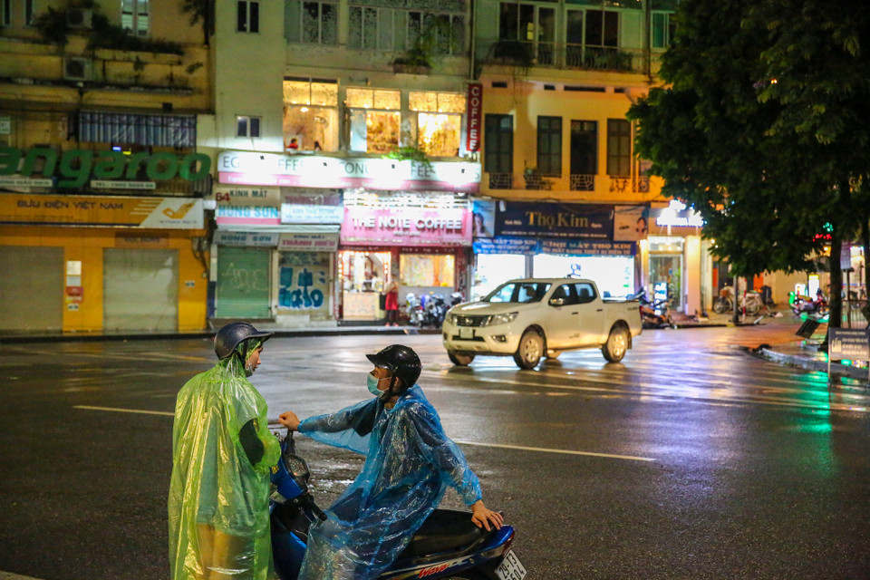 Thông báo của quận Hoàn Kiếm nêu rõ, hạn chế các hoạt động tập trung đông người nhằm phòng, chống dịch bệnh COVID-19. Tạm dừng việc tổ chức các hoạt động tại không gian đi bộ từ ngày 21/8. (Ảnh: PV/Vietnam+)