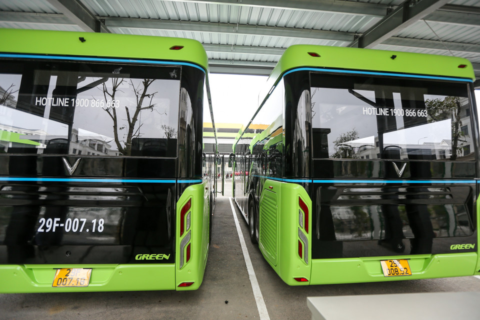 Kích thước bên ngoài tương đương với xe buýt cỡ lớn dùng động cơ đốt trong đang lưu thông tại Hà Nội. (Ảnh: Minh Sơn/Vietnam+)