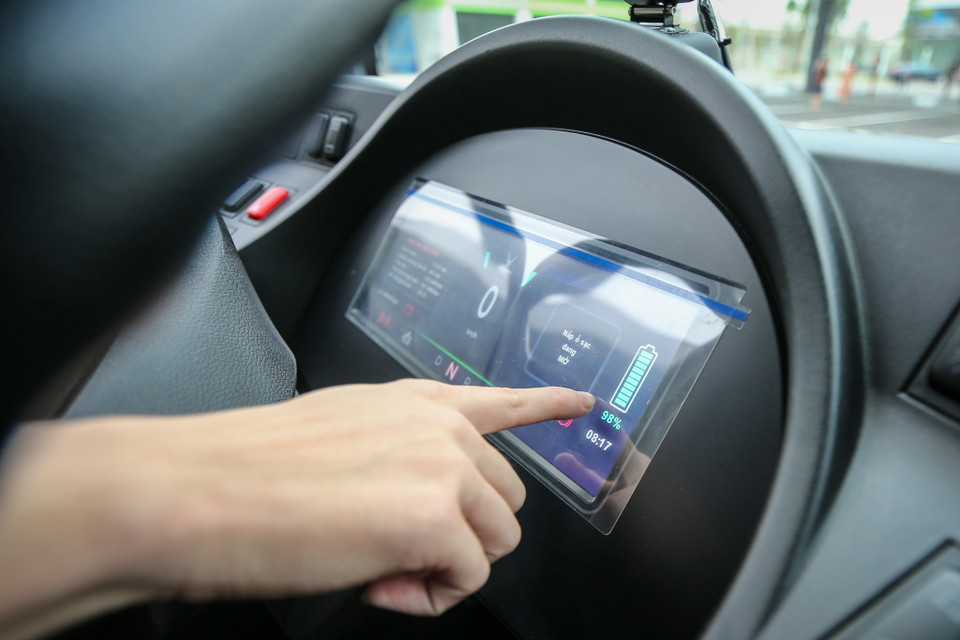 Vạch hiển thị dung lượng pin. VinBus sử dụng động cơ điện có dung lượng 281 kWh, hãng xe Việt cho biết nếu sạc bằng trạm sạc 150kW chỉ sau 2 tiếng sẽ đầy. (Ảnh: Minh Sơn/Vietnam+)