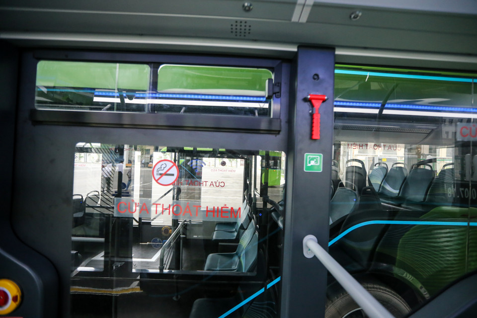 Xe được trang bị đầy đủ các thiết bị thoát hiểm, phòng cháy chữa cháy để đảm bảo an toàn cho hành khách. (Ảnh: Minh Sơn/Vietnam+)