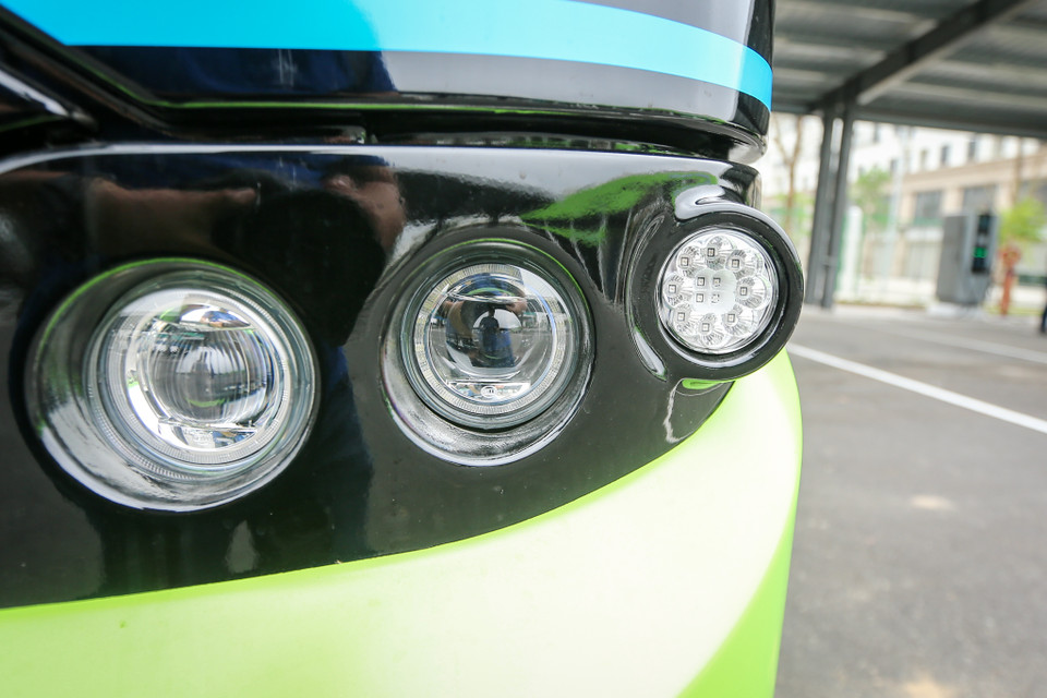 Đèn pha và hậu của VinBus đều sử dụng công nghệ LED. Để người dùng dễ dàng nhận diện, VinBus sử dụng tông màu xanh lá cây chủ đạo phối màu đen. (Ảnh: Minh Sơn/Vietnam+)