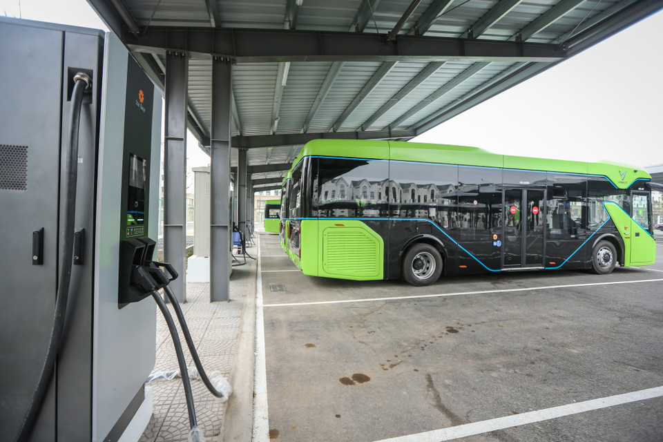 Ở khu vực tập trung VinBus có trạm sạc nhằm phục vụ cung cấp năng lượng cho quá trình vận hành của xe. Đáng chú ý, nguồn điện cung cấp cho VinBus sẽ thông qua hệ thống năng lượng mặt trời được lắp đặt trên mái che của bãi đỗ xe. (Ảnh: Minh Sơn/Vietnam+)