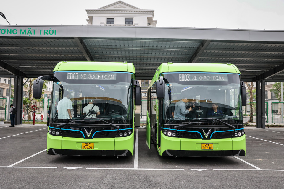 Sáng 8/4, những chiếc xe buýt điện đầu tiên của Việt Nam đã chính thức lăn bánh tại khu đô thị Vinhomes Ocean Park (Gia Lâm, Hà Nội). (Ảnh: Minh Sơn/Vietnam+)