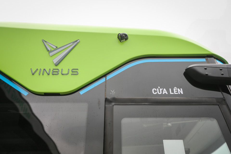 VinBus được định hướng là loại xe buýt điện thông minh. Hồi cuối năm 2020, VinBus và Advantech VN ký kết hợp tác chiến lược phát triển hệ thống quản lý điều hành xe buýt thông minh. Các giải pháp được tập trung phát triển gồm camera AI giám sát hành vi lái xe, wifi cho hành khách, thiết bị giám sát hành trình, giám sát an ninh trong xe, phần mềm quản lý thông tin đội xe... (Ảnh: Minh Sơn/Vietnam+)