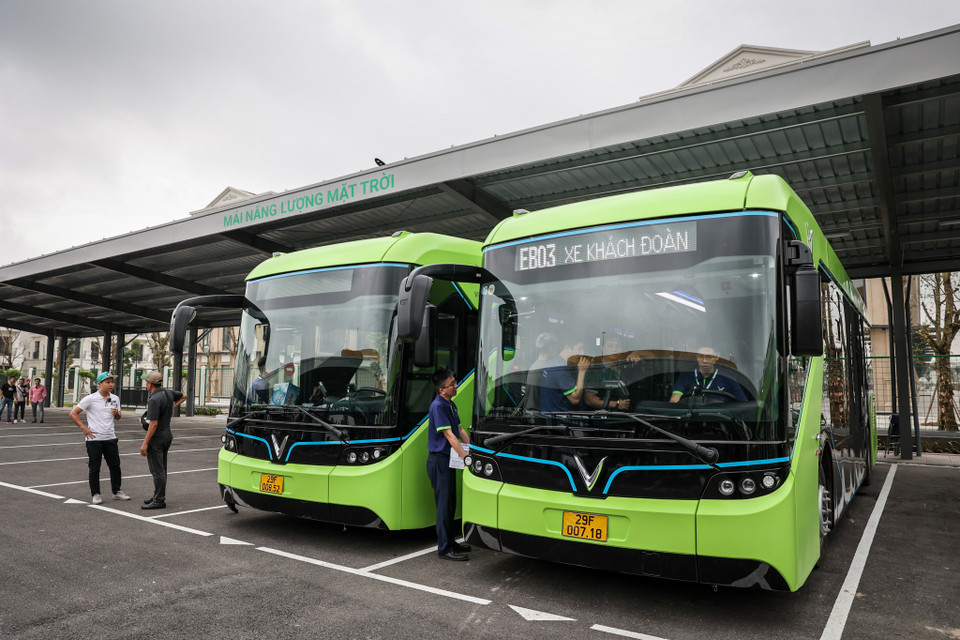 Mẫu xe buýt mang tên VinBus là dòng xe thân thiện với môi trường khi sử dụng động cơ điện thay vì máy xăng/dầu truyền thống. (Ảnh: Minh Sơn/Vietnam+)