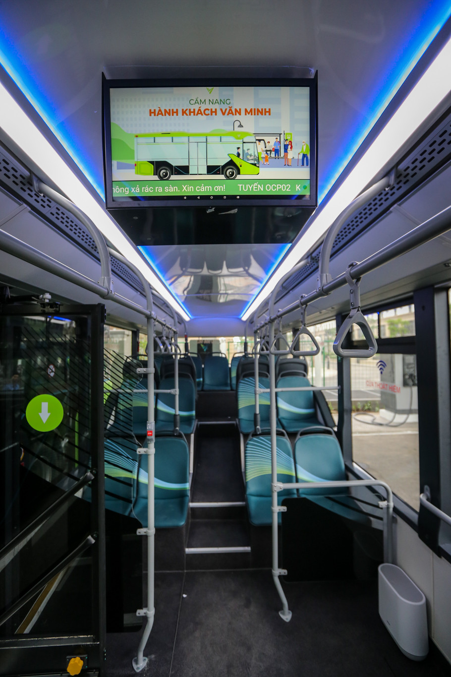 Bảng điện tử hiển thị đầy đủ thông tin của tuyến buýt khi khách hàng ngồi trên xe. (Ảnh: Minh Sơn/Vietnam+)