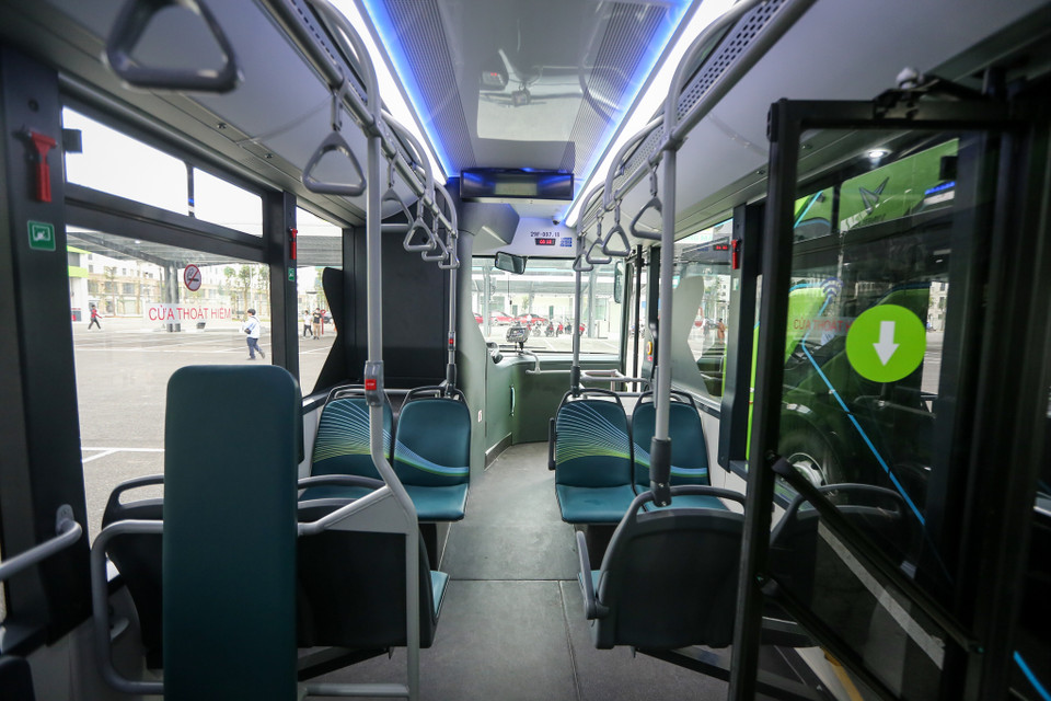 Mặc dù thiết kế không lớn, song VinBus có thể chở tối đa 72 người gồm 25 chỗ ngồi và 47 tay nắm phục vụ hành khách đứng. (Ảnh: Minh Sơn/Vietnam+)