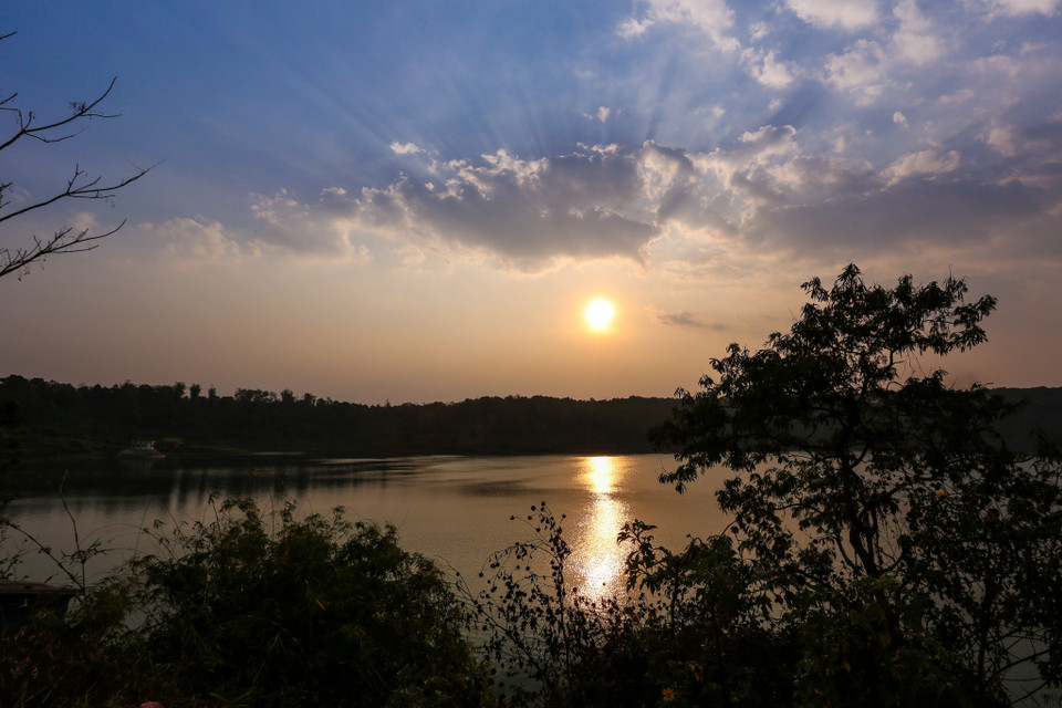 Đến với Biển Hồ để ngắm 'đôi mắt Pleiku' thật buồn mà thật đẹp, thấy nhẹ nhàng, khoan thai. (Ảnh: Minh Sơn/Vietnam+)