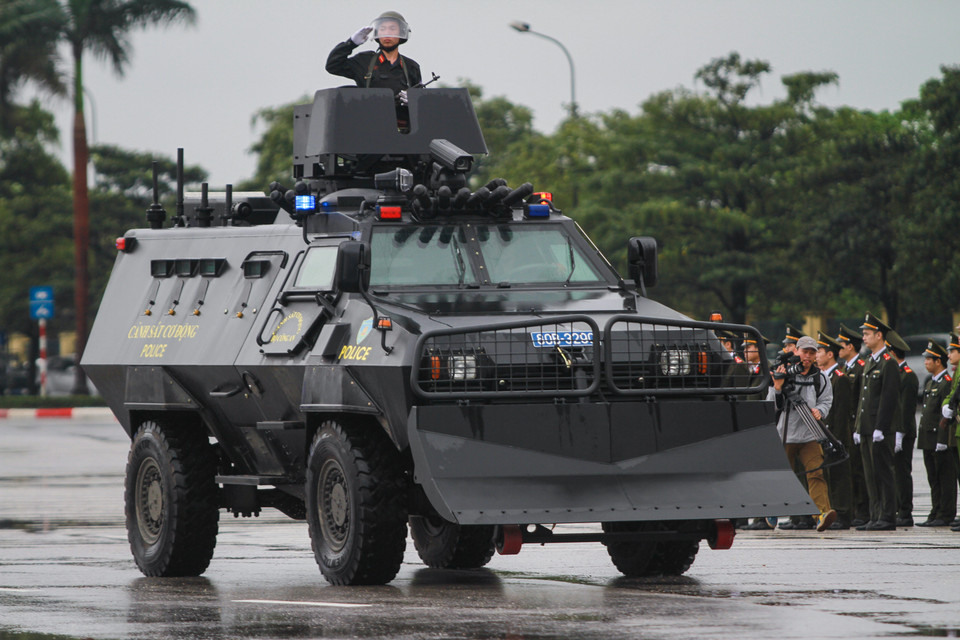 Xe ZAAM thiết giáp và 4 xe bọc thép đặc chủng S5 được huy động. Xe được trang bị cho lực lượng Cảnh sát đặc nhiệm, Cảnh sát Cơ động với mục đích chống khủng bố, giải cứu con tin, (Ảnh: PV/Vietnam+)