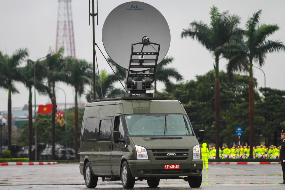 Xe Chỉ huy thông tin của Bộ Tư lệnh Thủ đô gồm có xe thông tin vệ tinh VCD1 và VCD2 với tính năng truyền hình kỹ thuật số trực tiếp, truyền ảnh qua vệ tinh. (Ảnh: PV/Vietnam+)