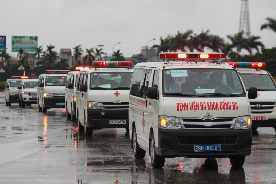 Khối xe ôtô cứu thương của Công an Thành phố Hà Nội, trên xe được trang bị các thiết bị cứu thương hiện đại phục vụ công tác cấp cứu, chăm sóc sức khỏe trong các tình huống khẩn cấp. (Ảnh: PV/Vietnam+)